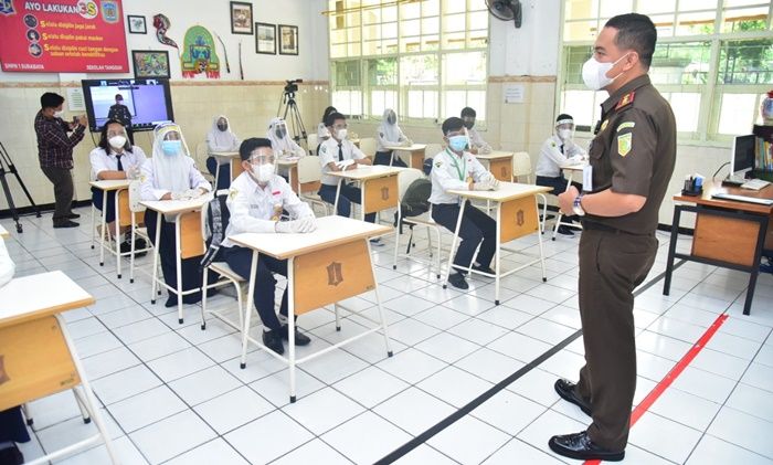 ​Kajari Tanjung Perak Isi Materi Hukum dalam Ujicoba PTM di SMPN 1 Surabaya