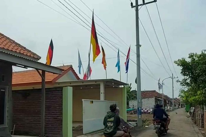 Meriahkan Piala Dunia 2022, Warga Kampung Pesisir Pasuruan Pasang Ratusan Bendera Raksasa 