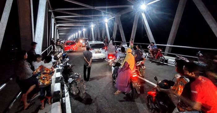 Usai Diresmikan Gubernur Jatim, Ratusan Warga Padati Jembatan TBT Hingga Larut Malam