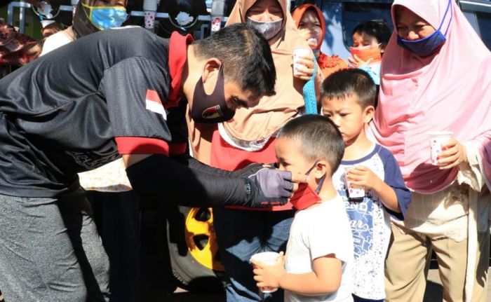 Sambil Gowes Kapolres Pasuruan Sosialisasi dan Bagikan Masker