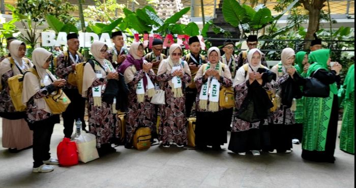 Puluhan Jemaah Umroh asal Blitar dan Kediri Berangkat dari Bandara Dhoho