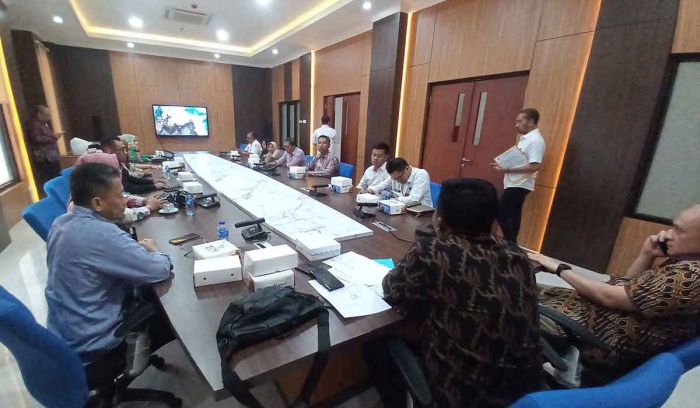 Komisi IV DPRD Mojokerto Gelar Hearing soal PHK Buruh Pabrik Tepung, Perusahaan Tak Hadir Komisi IV DPRD Mojokerto Gelar Hearing soal PHK Buruh Pabrik Tepung, Perusahaan Tak Hadir