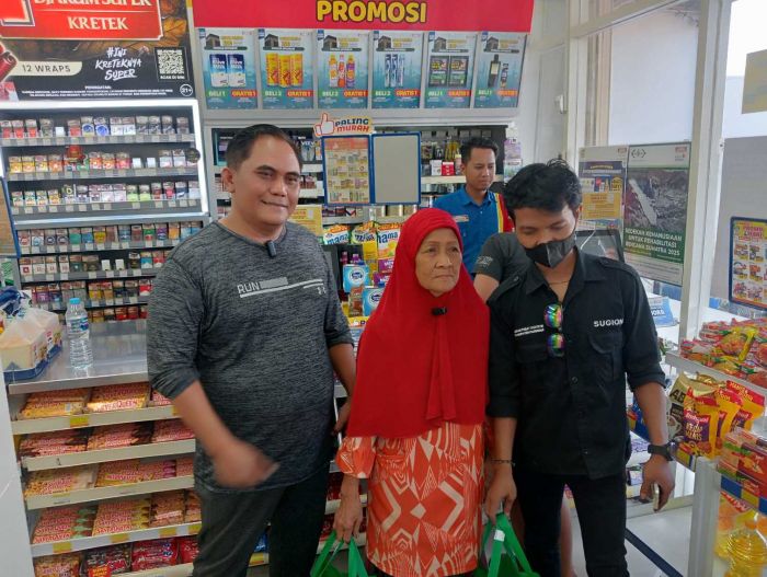 Anggota DPRD Elyas Beri Bantuan ke Lansia Penjual Kopi di Gempol Pasuruan
