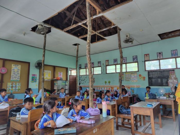 Atap Ruang Kelas SDN Grudo 3 Ngawi Rusak Berat dan Siap Ambrol, Siswa dan Guru Terakhir