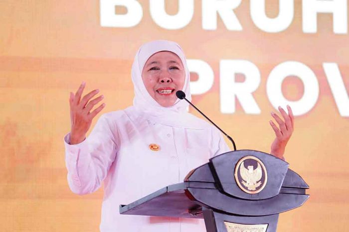 Sejahterakan Pekerja Industri Tembakau, Khofifah Salurkan BLT Rp5,57 Miliar untuk 4.207 Buruh Rokok Sejahterakan Pekerja Industri Tembakau, Khofifah Salurkan BLT Rp5,57 Miliar untuk 4.207 Buruh Rokok