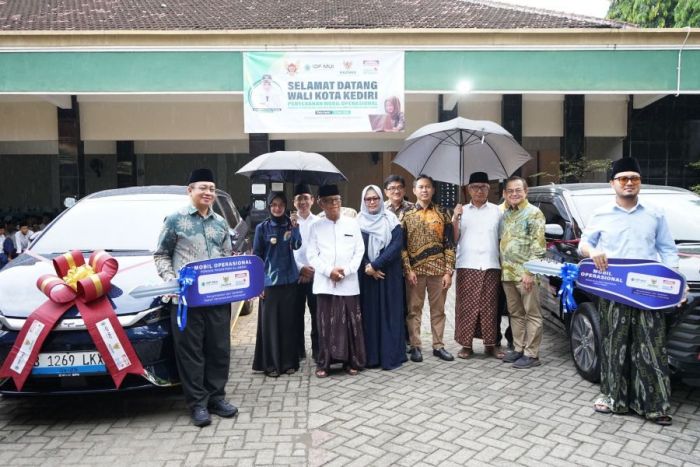 Wali Kota Kediri Vinanda Prameswati dan Ketua Umum MUI Pusat KH Anwar Iskandar saat menghadiri penye Wali Kota Kediri Vinanda Prameswati dan Ketua Umum MUI Pusat KH Anwar Iskandar saat menghadiri penye