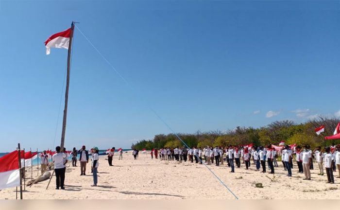 ​Gelar HUT RI di Pulau Tabuhan, Pokdawis BangsrinG Underwater Kibarkan 75 Bendera