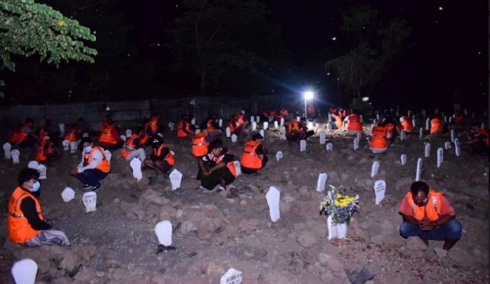 Tengah Malam, 54 Orang Dihukum Doa Bersama di Makam Korban Covid-19