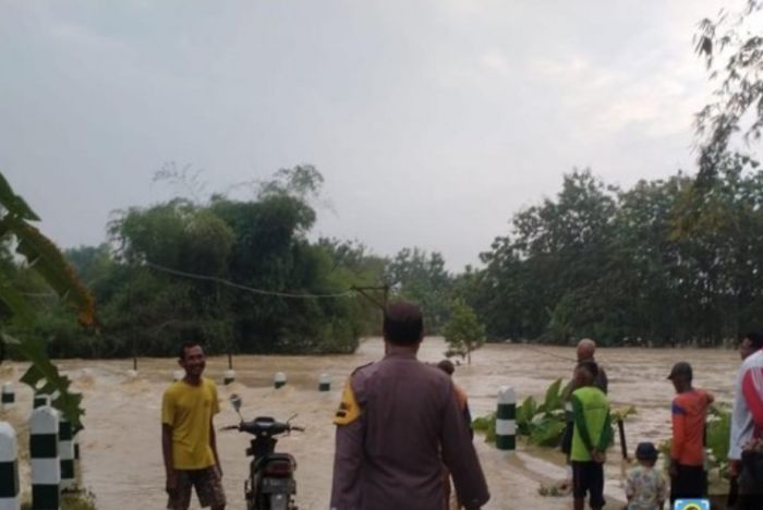 Hujan Lebat, Sungai Gandong di Ngasem Bojonegoro Meluap dan Sebabkan Banjir Hujan Lebat, Sungai Gandong di Ngasem Bojonegoro Meluap dan Sebabkan Banjir