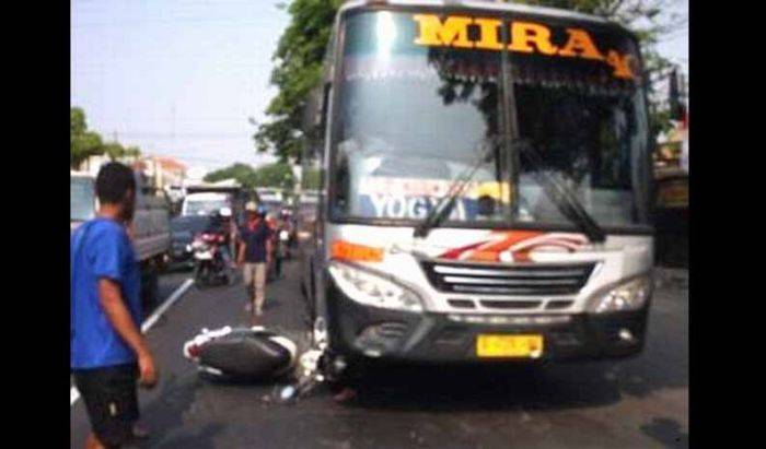 Disenggol Truk, Scoopy di Mojokerto Masuk Kolong Bus