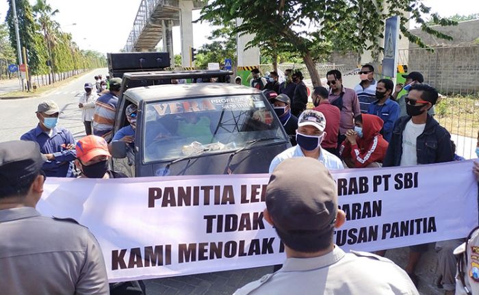 Puluhan Pengusaha Lokal Demo PT SBI Pabrik Tuban