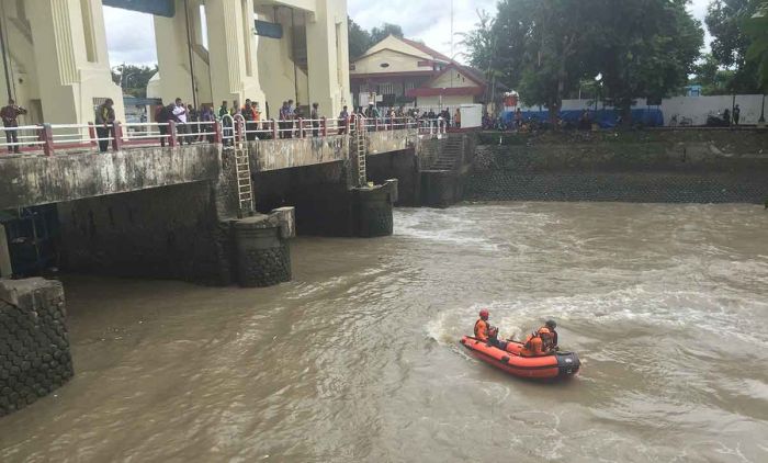 Pria Tua Tercebur ke Pintu Air Jagir, Petugas Gabungan Sisir Lokasi