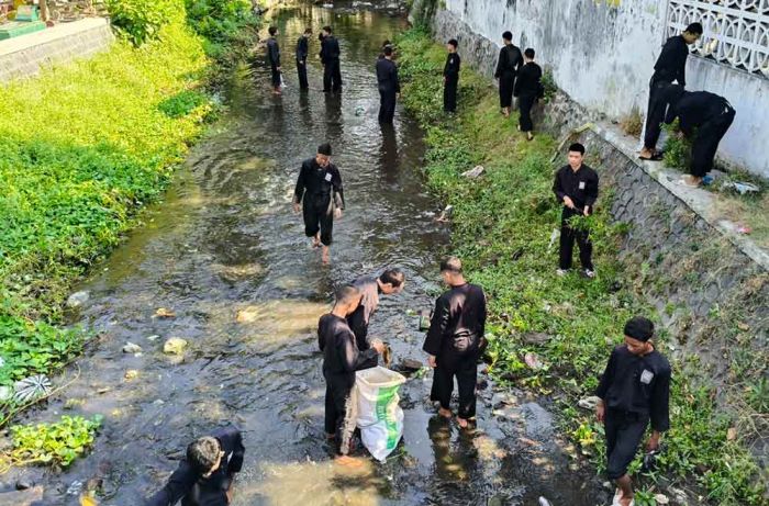 Peringati WCD 2025, Wali Kota dan Wawali Kediri Tuangkan Eco Enzym di Sungai Brantas