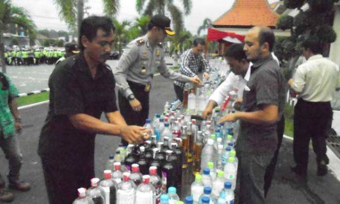 Operasi Bersama Jelang Gerak Jalan HUT RI, Polres Banyuwangi Amankan Ribuan Botol Miras