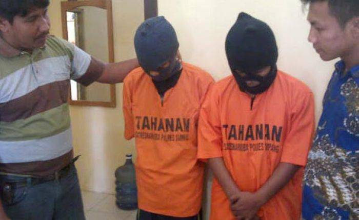 Asyik Sedot Sabu, Dua Warga Sampang Diciduk Polisi Asyik Sedot Sabu, Dua Warga Sampang Diciduk Polisi