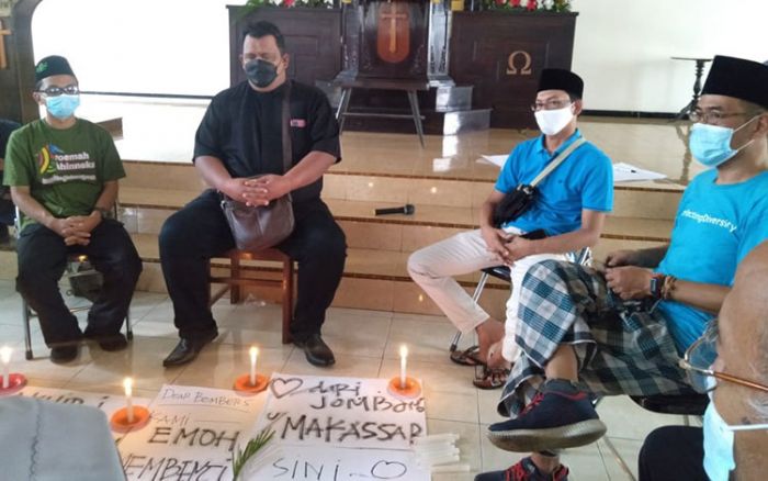 Tragedi Bom Makassar, Aktivis Lintas Agama Jombang Gelar Doa Bersama di GKJW