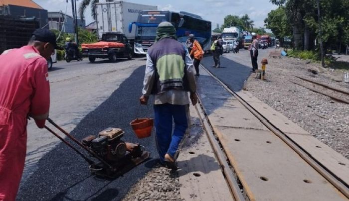 Perlintasan KA Gresik-Babat Diperbaiki Lima Hari, KAI Daop 8 Imbau Pengendara Kurangi Kecepatan