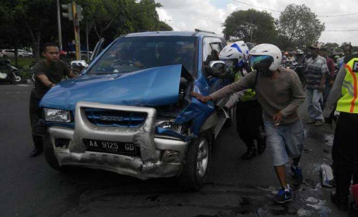 Tabrakan Depan Pintu Tol Sidoarjo, Dua Mobil Ringsek, Satu Penumpang Terluka