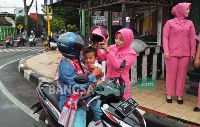 Kampanye Safety Riding, Ibu-ibu Bhayangkari di Tuban Bagikan Helm Gratis