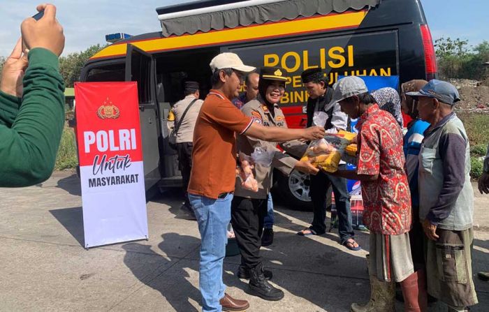 Peduli Pemulung di TPA Wonokerto, Polres Pasuruan Salurkan 50 Paket Sembako
