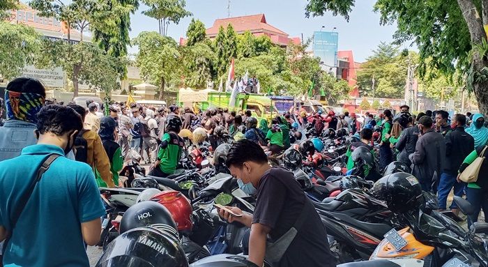 Ratusan Buruh Demo di DPRD Gresik Tolak UU Omnibus Law Cipta Kerja