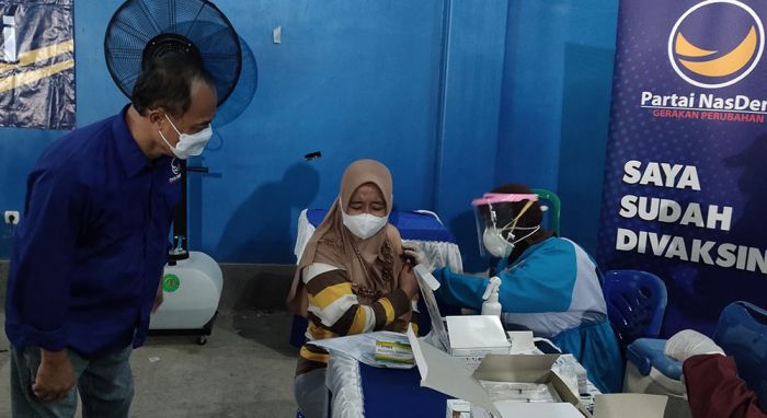 NasDem Kabupaten Kediri Gelar Vaksinasi Dosis Kedua di Balai Desa Banyakan