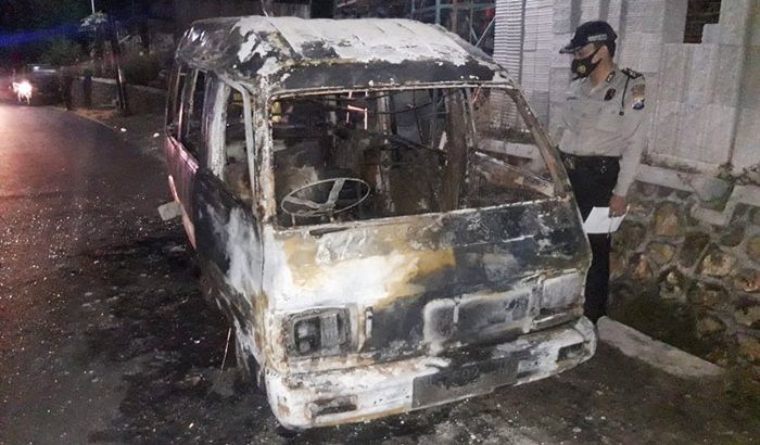 Mobil Rombongan Pengajian Ludes Terbakar di Palengaan Pamekasan