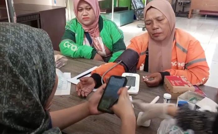Satu Abad NU, LAZISNU dan LKNU PCNU Sidoarjo Gelar Baksos untuk Ojol