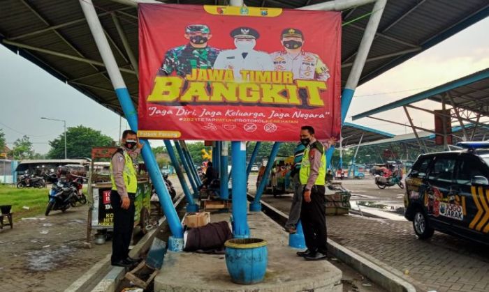 Polisi Sidoarjo Pasang Spanduk Jawa Timur Bangkit, Imbau Warga Patuh Prokes