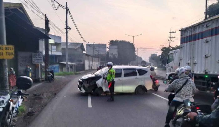 Diduga Ngantuk, Motor Tabrak Mobil di Jalan Raya Taman Sidoarjo Diduga Ngantuk, Motor Tabrak Mobil di Jalan Raya Taman Sidoarjo