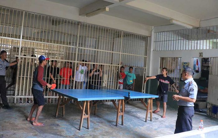 Bangun Kedekatan WBP dengan Petugas, Kepala Lapas Pemuda Madiun Ajak Tenis Meja Bareng