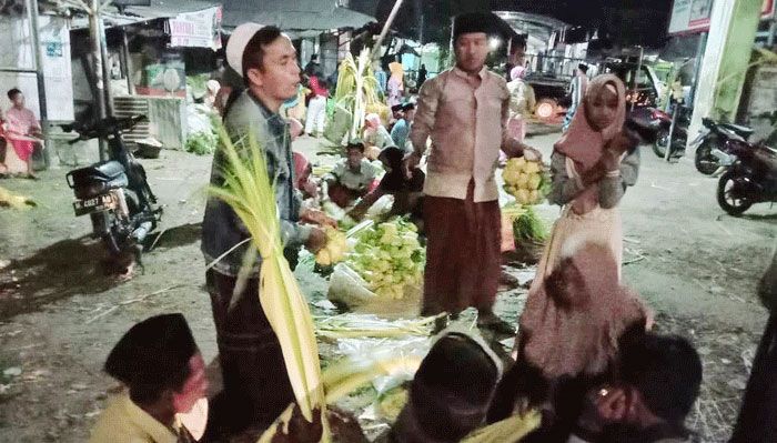 Jelang Lebaran Ketupat, Penjual Cangkang dan Janur Mulai Menjamur di Pamekasan