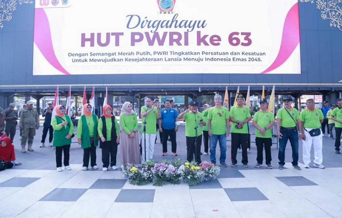 Peringati HUT ke-63, PWRI Jember Gelar Senam Massal Bersama Bupati di Alun-Alun Peringati HUT ke-63, PWRI Jember Gelar Senam Massal Bersama Bupati di Alun-Alun