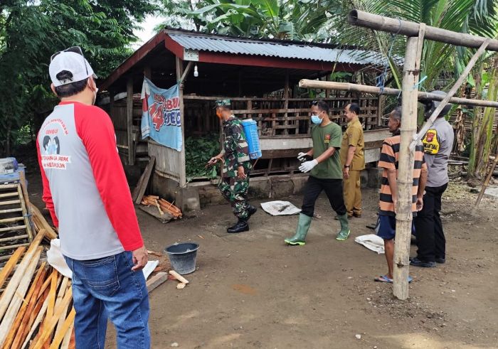 Cegah PMK, Bhabinkamtibmas dan Dinas Perternakan Gelar Penyemprotan Disinfektan di Keraskulon Ngawi