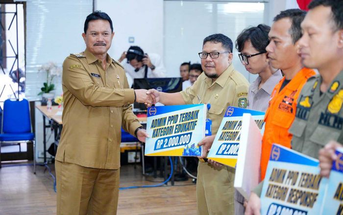 Sebagai Penyemangat Keterbukaan Infomasi, Wali Kota Maidi Serahkan PPID Award Kota Madiun