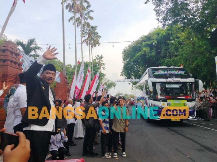 Ini Pesan Bupati Nganjuk saat Berangkatkan 376 Calon Jemaah Haji Ini Pesan Bupati Nganjuk saat Berangkatkan 376 Calon Jemaah Haji