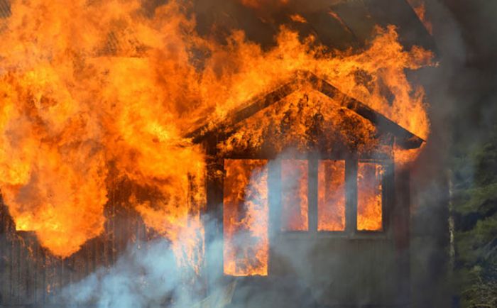 Rumah Dua Lantai Terbakar di Probolinggo