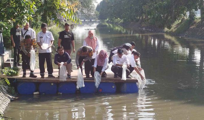 Dukung Program Ketahanan Pangan, PWI Jombang Tebar Ribuan Benih Ikan Dukung Program Ketahanan Pangan, PWI Jombang Tebar Ribuan Benih Ikan