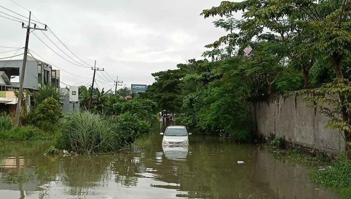 Damkarla Gresik Evakuasi Mobil Terjebak Banjir di Driyorejo
