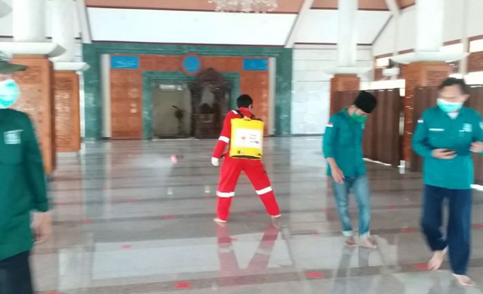 Sambut Bulan Ramadhan, DPC PKB dan DMI Semprot Disinfektan Masjid se-Kota Bangkalan