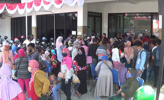 ​Ratusan Warga Jombang Serbu Bantuan UMKM Senilai Rp 2,4 Juta dari Presiden