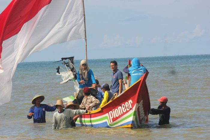 Naik Perahu Nelayan, Cawapres Sandi Janji Bangun Industri Perikanan di Tuban