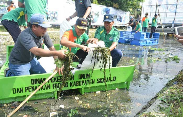 Antisipasi Banjir, Bupati Sidoarjo dan Ribuan Anggota TNI-Polri Bersih-bersih Sungai Ngelom