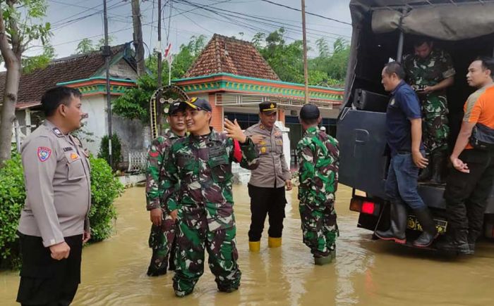 Warga Enggan Dievakuasi, Dandim Tuban Siagakan Prajurit TNI Bantu Warga Terdampak Banjir