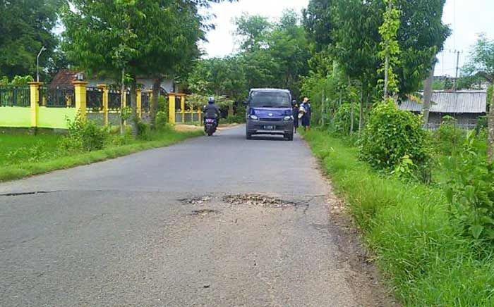 Banyak Lubang, DPUPR Janji Segera Perbaiki Jalan Poros Kecamatan Kerek