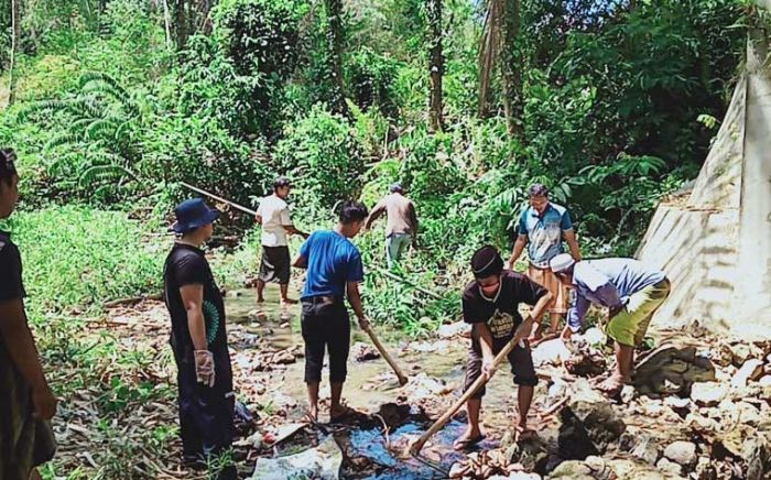 Prihatin Kondisi Sungai Tersumbat Sampah, Pemuda Rajun Gotong Royong Bersihkan