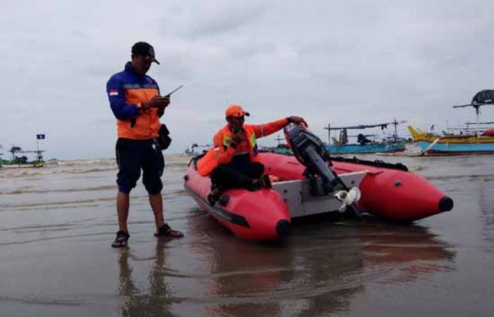 Hendak Ditangkap Satpol PP, Orang Gila di Tuban Lari ke tengah Laut