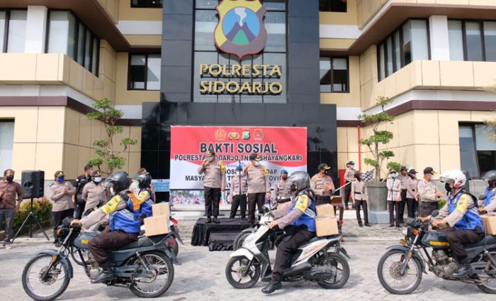 Gunakan Roda Dua, Bhabinkamtibmas-Babinsa Sidoarjo Sebar 1.000 Paket Sembako Peduli Covid-19