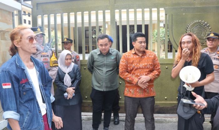 Tuntut Transparansi Penggunaan Anggaran Pilkada Gresik Rp84 M, Massa GenPABUMI Geruduk Kantor DPRD