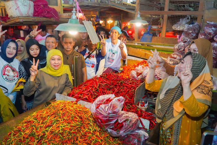 Pedagang Pasar Pabean Curhat soal Banjir kepada Khofifah